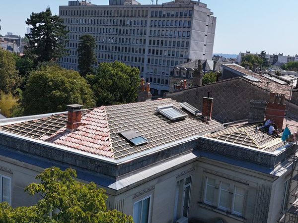 Chantier de couverture sur toits bordelais