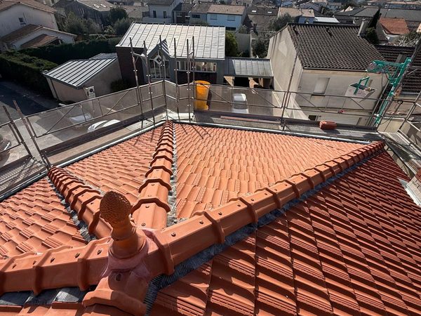 Faîtage et tuiles neuves sur maison bordelaise