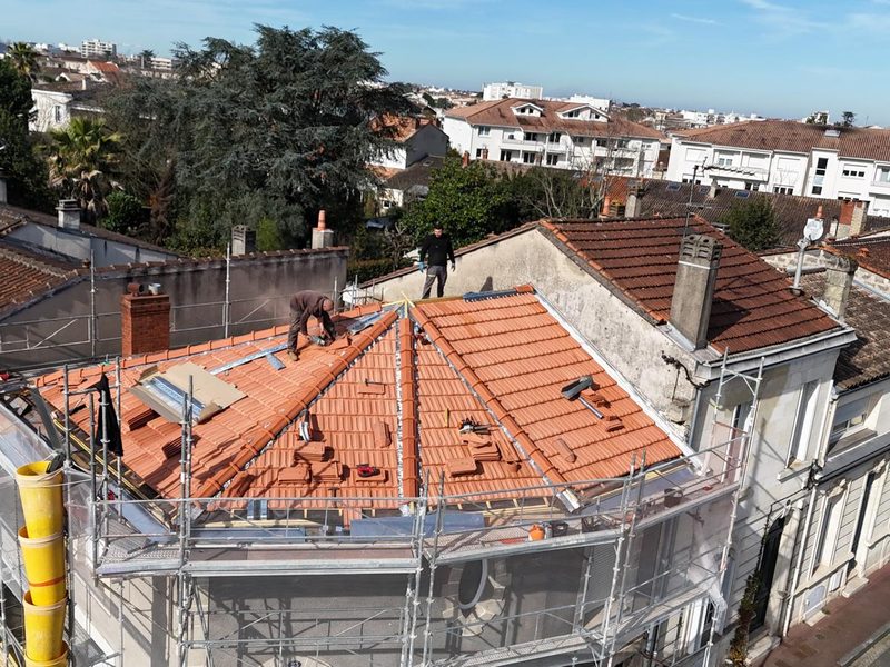 Toiture en tuiles rénovée par Tourny Couverture à Bordeaux